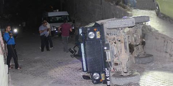 Polis aracı devrildi: 4 yaralı