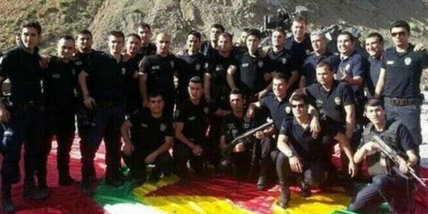 Polisin bu fotoğrafı sosyal medyayı salladı