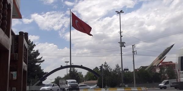 O bayrağın yerine yenisi asıldı