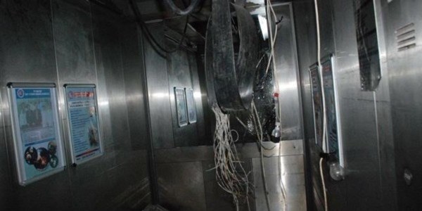 Hastane asansörü 3 kat düştü: 2 yaralı