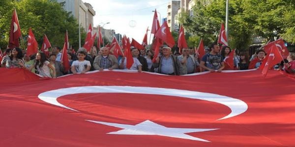 Trk bayrann indirilmesi tm yurtta protesto edildi