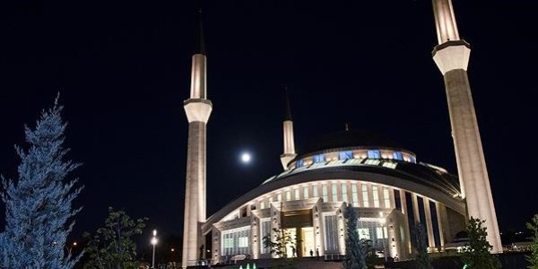 Berat Kandili'nde camiler doldu taştı