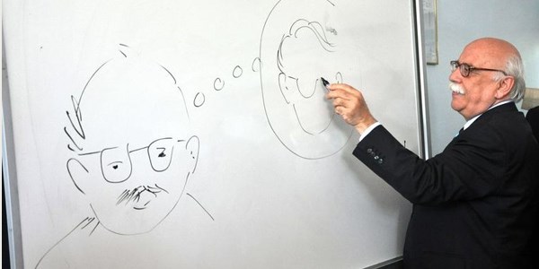 Bakan Avcı, mezun olduğu okulda karne dağıttı
