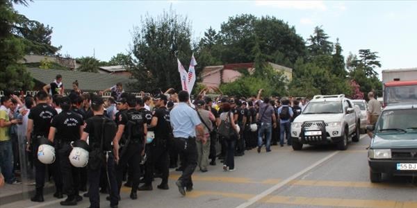 Öğrenci ve veliler yol kapattı