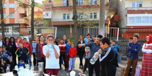 Köy okullarını gezip deneyleri yerinde gösteriyorlar