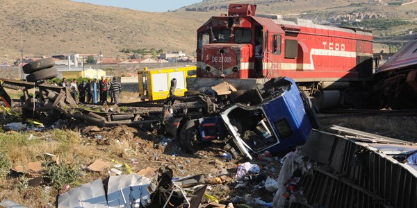 TIR, 'Doğu Ekspresi'ne çarptı: 1 ölü