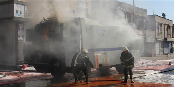 Molotoflar TOMA'yı yaktı