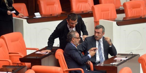 Sırrı Sakık Meclis'ten çıkarıldı