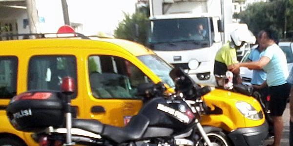 Trafik polisi kazada yaralandı