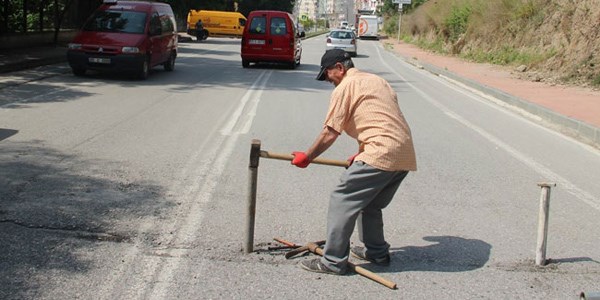 Yola kazık çakıp trafiği kapattı