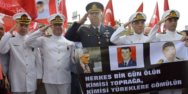 Üniformaları ile çıktılar