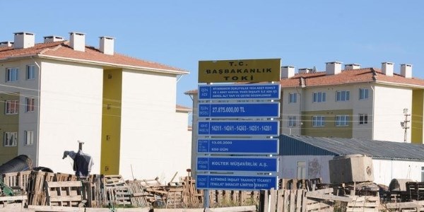 TOKİ konutu kanalizasyona takıldı