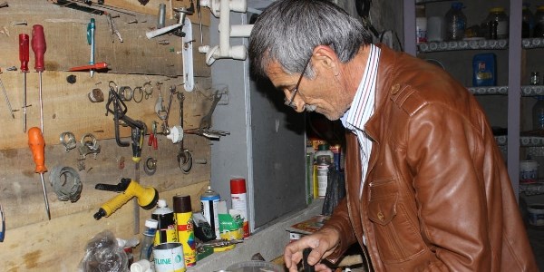 Düşük voltaja kızdı, kendi elektriğini üretti