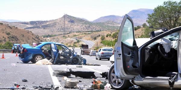 Trafik kazasında 1'i pilot üsteğmen 2 kişi öldü