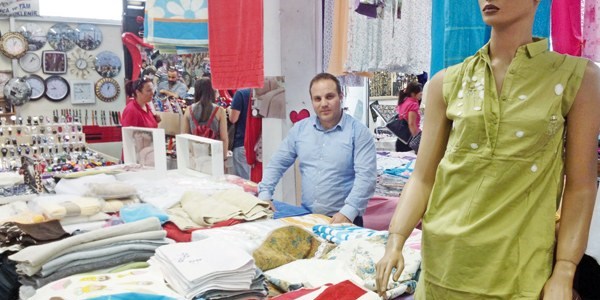 Eski bakanın oğlu pazarda işportacı