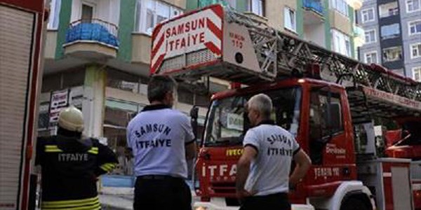 İcra memurlarına direnen kadın evini ateşe verdi