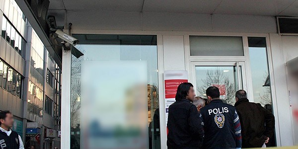 Banka şubesine 'baltalı' baskın