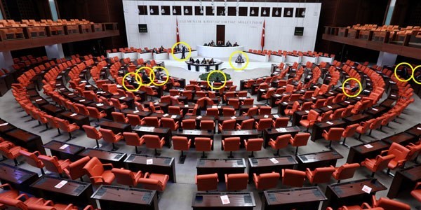 Meclis boş sıralarla çalışıyor