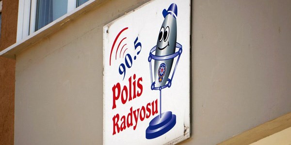 Polis Radyosu uçak düşmesin diye kapatıldı!