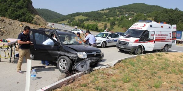 Doktor ve hemşire eşi kazada yaralandı