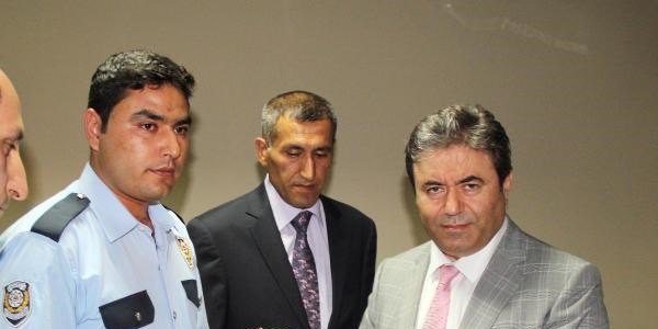 5 kilo TNT'yi bulan polislere ödül verildi