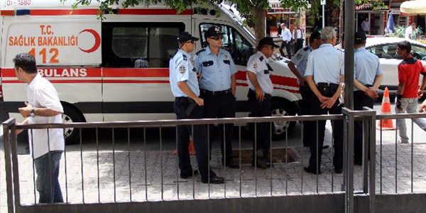 Adana'da adliye nnde kavga: 4 yaral