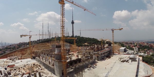 Çamlıca Camii'nin minareleri yükselmeye başladı