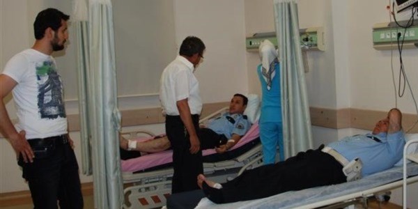 Emniyetin önünde silahlı kavga:2'si polis 5 yaralı