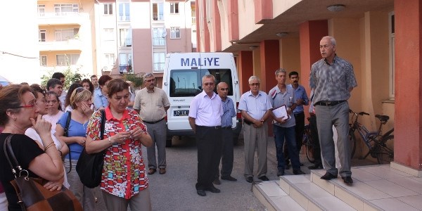 Defterdarlık çalışanları hasarlı binaya girmek istemiyor
