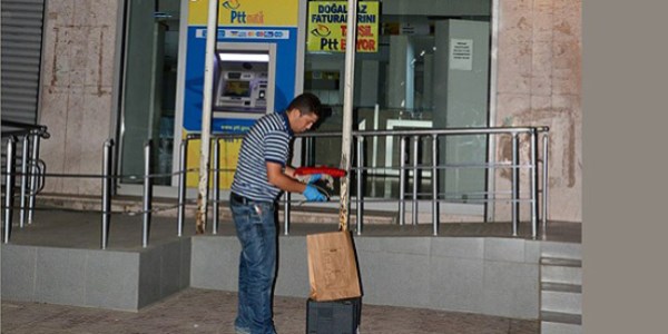 Batman'da PTT önündeki bayrak yerde bulundu