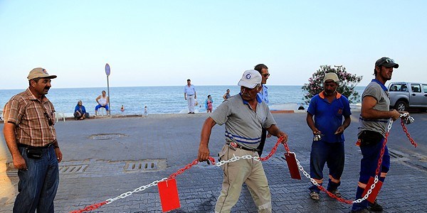 Referandumla caddeyi trafiğe kapattılar