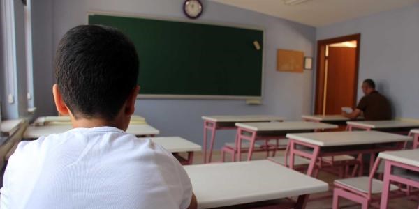 En arkada oturan öğrenci en önde oturandan kopya çekmiş!