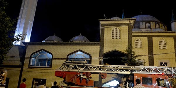 İmamı tehdit edilen camide yangın