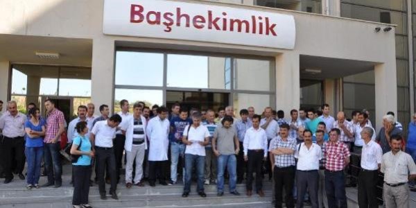 Sağlık çalışanlarından doktora saldırıya tepki