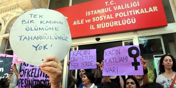Kadınlar Aile Bakanlığı il binasını bastı