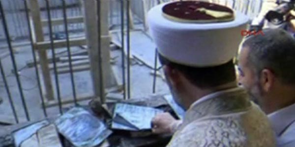 Diyanet İşleri Başkanı yakılan camide