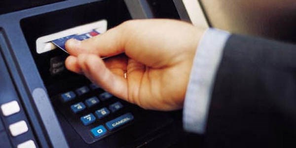 ATM'den işlem yaptı, 4 bin TL'si gitti