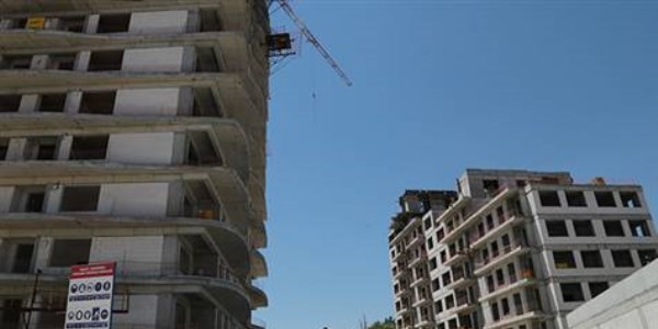 Üniversiteli çalıştığı inşaattan düştü