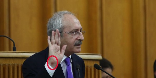 Kürsüye vuran Kılıçdaroğlu elini yaraladı!