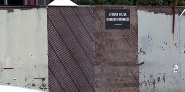 Polisler AKM'den ayrılıyor