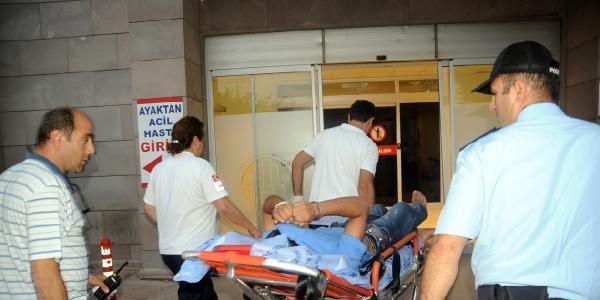 Bayrağı indirmeye çalışan kişi vuruldu