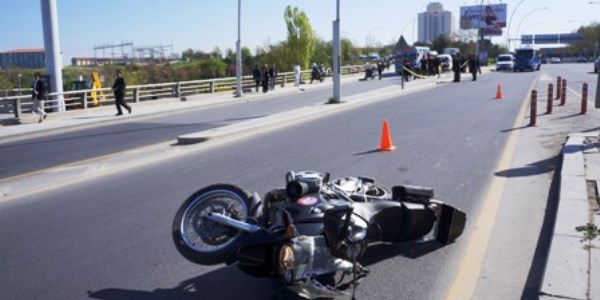 Motosikletli polisler kazada yaraland