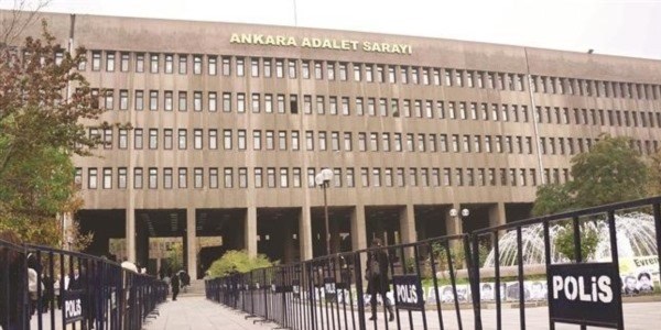 Adliye'ye kuşatma
