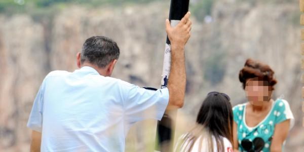 Paramedik intihara kalkışan kızı falezlerde tuttu