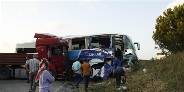 Yolcu otobüsü ile TIR çarpıştı: 24 yaralı