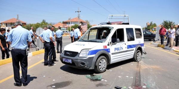 Polis aracı otomobille çarpıştı: 2 polis yaralı