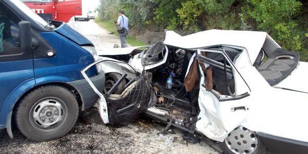Para nakil aracı otomobile çarptı: 1 ölü, 2 yaralı