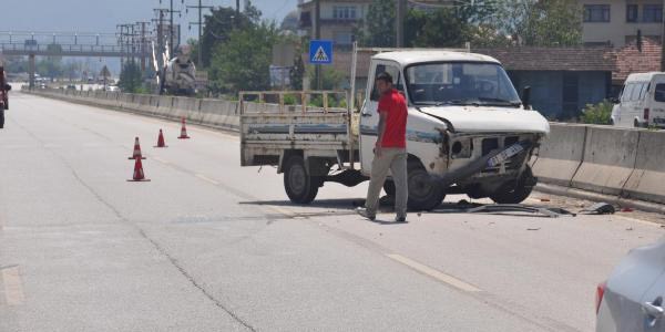 Kamyonet ambulansa çarptı: 3 yaralı