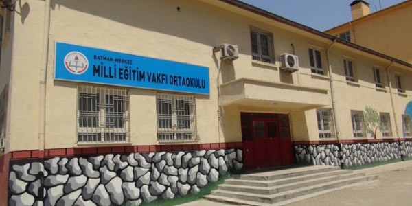 Okula giren hırsız güvenlik kamerası görüntülerini de çaldı