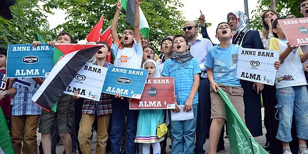 ocuklar srail'in saldrlarn protesto etti